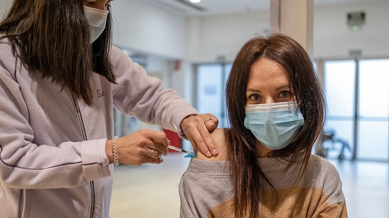 Tres millones de españoles no tienen ninguna dosis de la vacuna COVID: "Van a estar en un riesgo muy elevado"