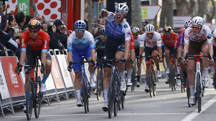 Volta a Catalunya | Ethan Vernon gana al sprint en Vilanova 