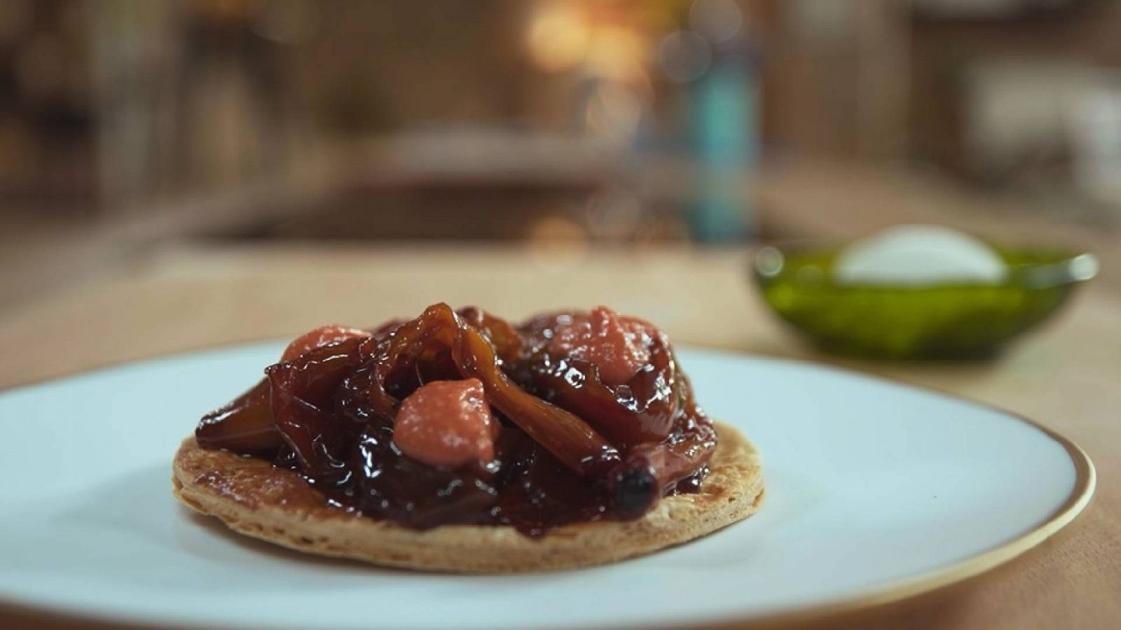 Menudos Torres - Receta de Tatin de calçots y romesco dulce