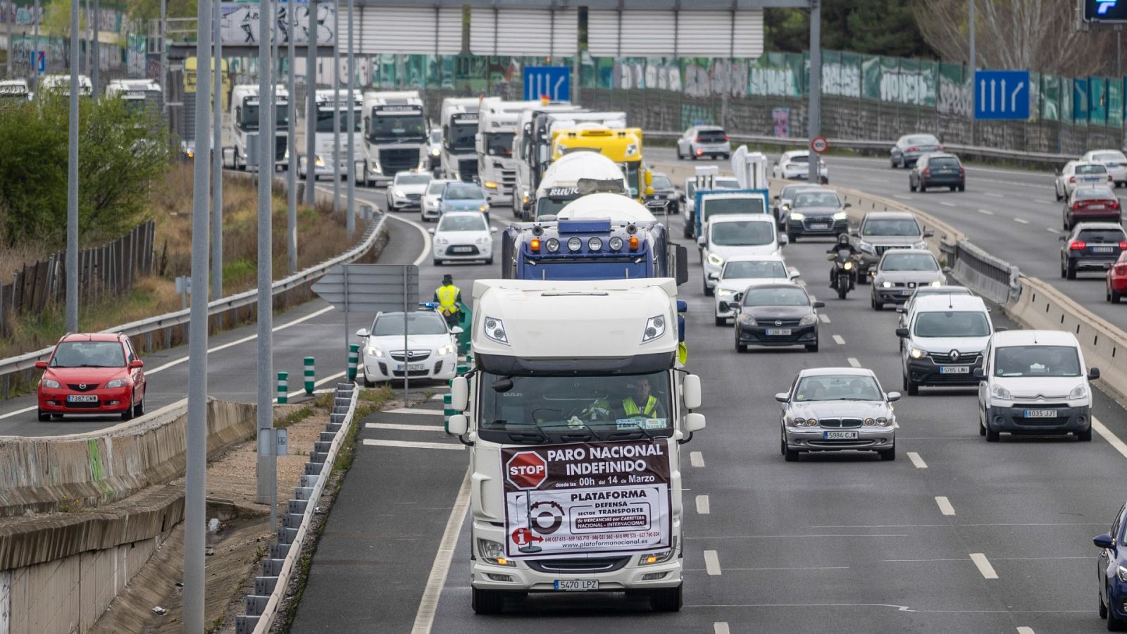 Los transportistas convocantes mantienen el paro tras reunirse con la ministra