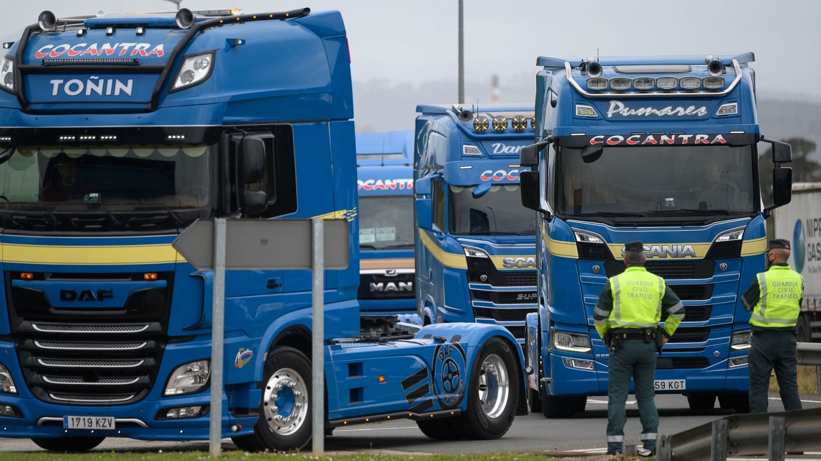 Gobierno y transportistas acuerdan una rebaja de 20 céntimos por litro de combustible