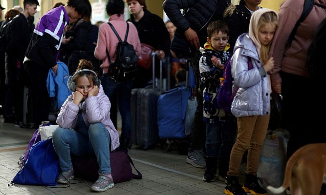 Telediario 1 - Estudiantes Erasmus españoles ayudan a los refugiados ucranianos en Polonia