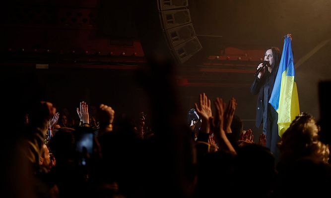 Telediario 1 - Jamala, ganadora de Ucrania en Eurovisión 2016: "No podemos luchar contra este mal solos"