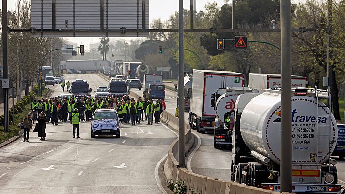 Grupos de transportistas mantienen aún los paros 