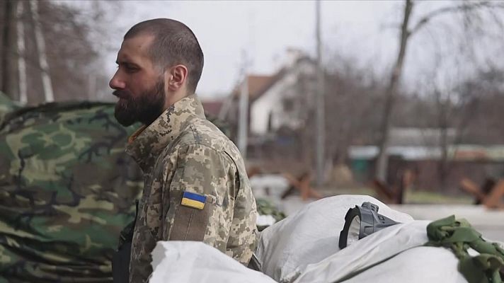 Telediario 2 - Cantantes y actores también empuñan las armas en Ucrania