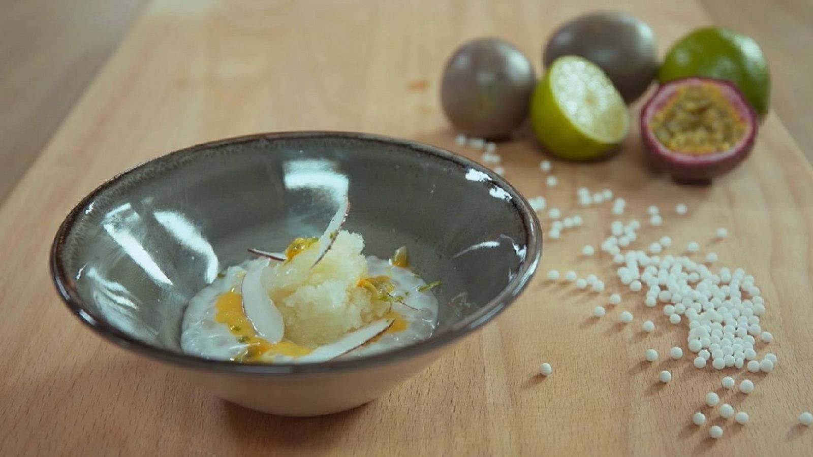 Receta sin gluten de tapioca de coco con fruta de la pasión y lima