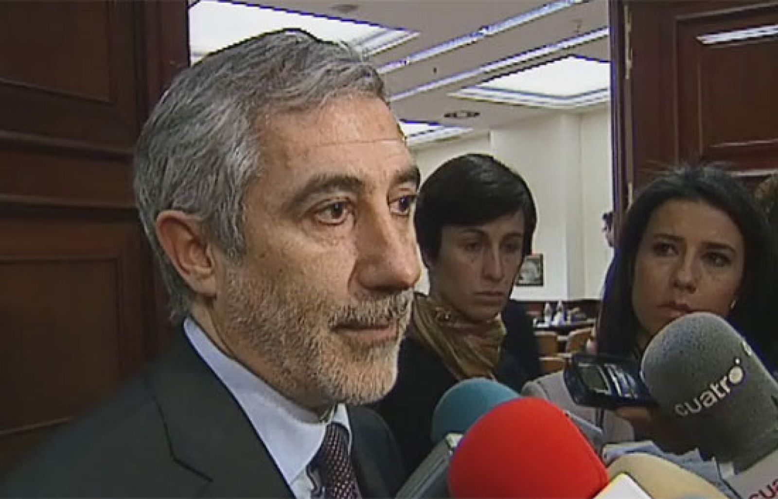 Gaspar Llamazares ha dicho que el Jefe del Estado está dispuesto a mediar, aunque no es la competencia del Jefe del Estado la política exterior.