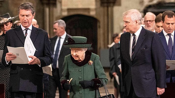 Isabel II reaparece en la misa a Felipe de Edimburgo