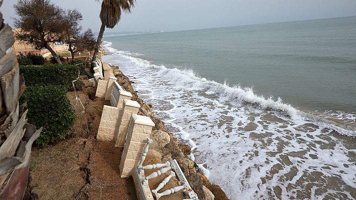 El temporal arrasa la playa de Tavernes de la Valldigna