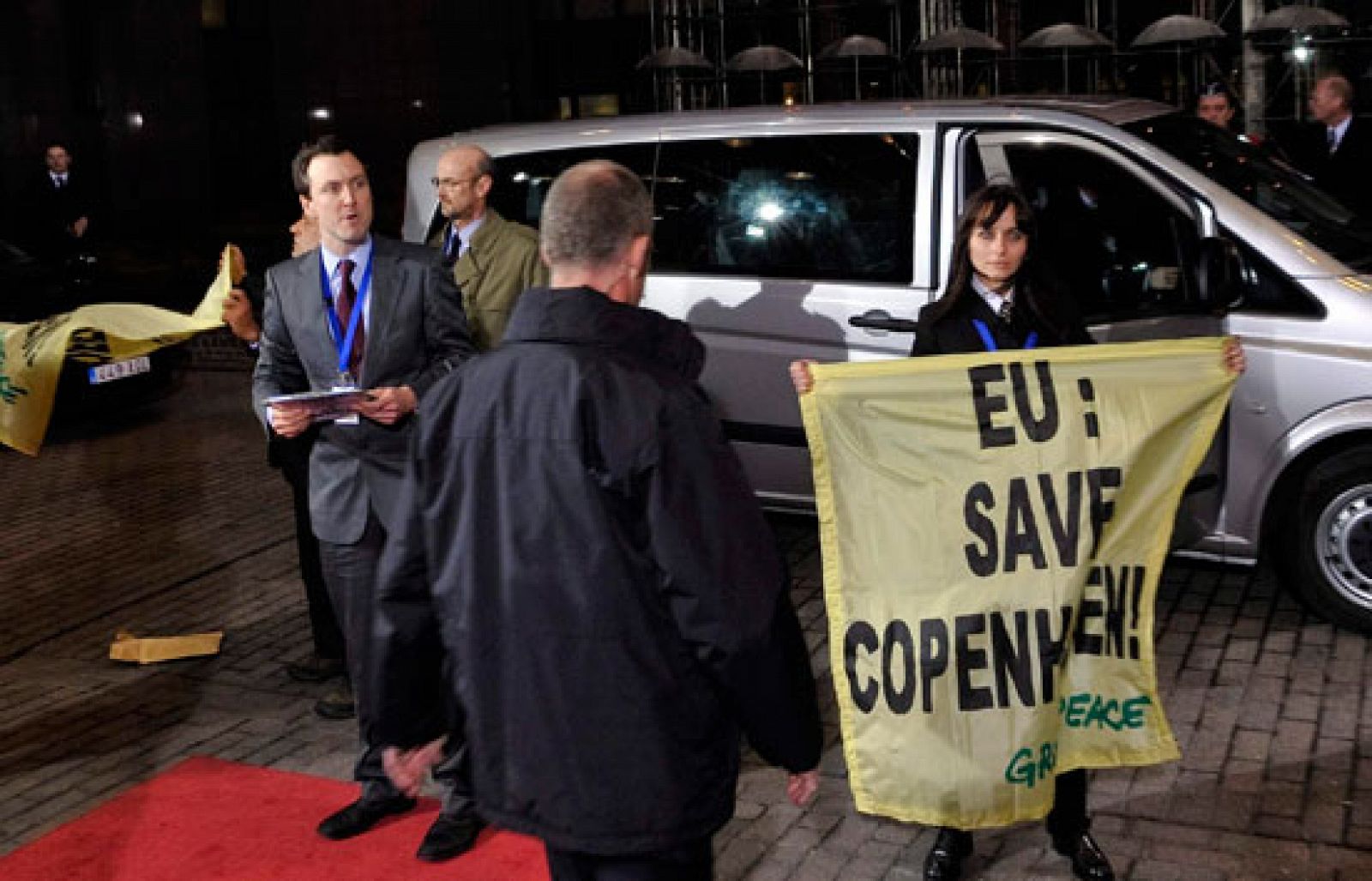 Tres furgonetas de Greenpeace se cuelan en el convoy oficial del Consejo Europeo