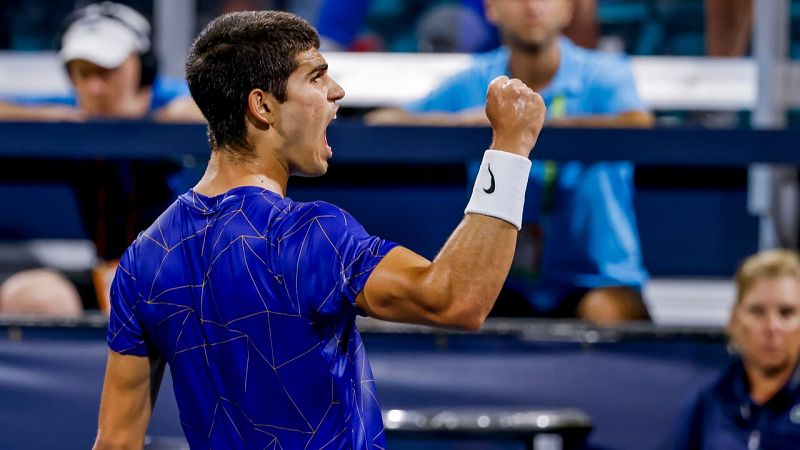 Alcaraz, a cuartos en Miami tras vencer a Tsitsipas | Ver