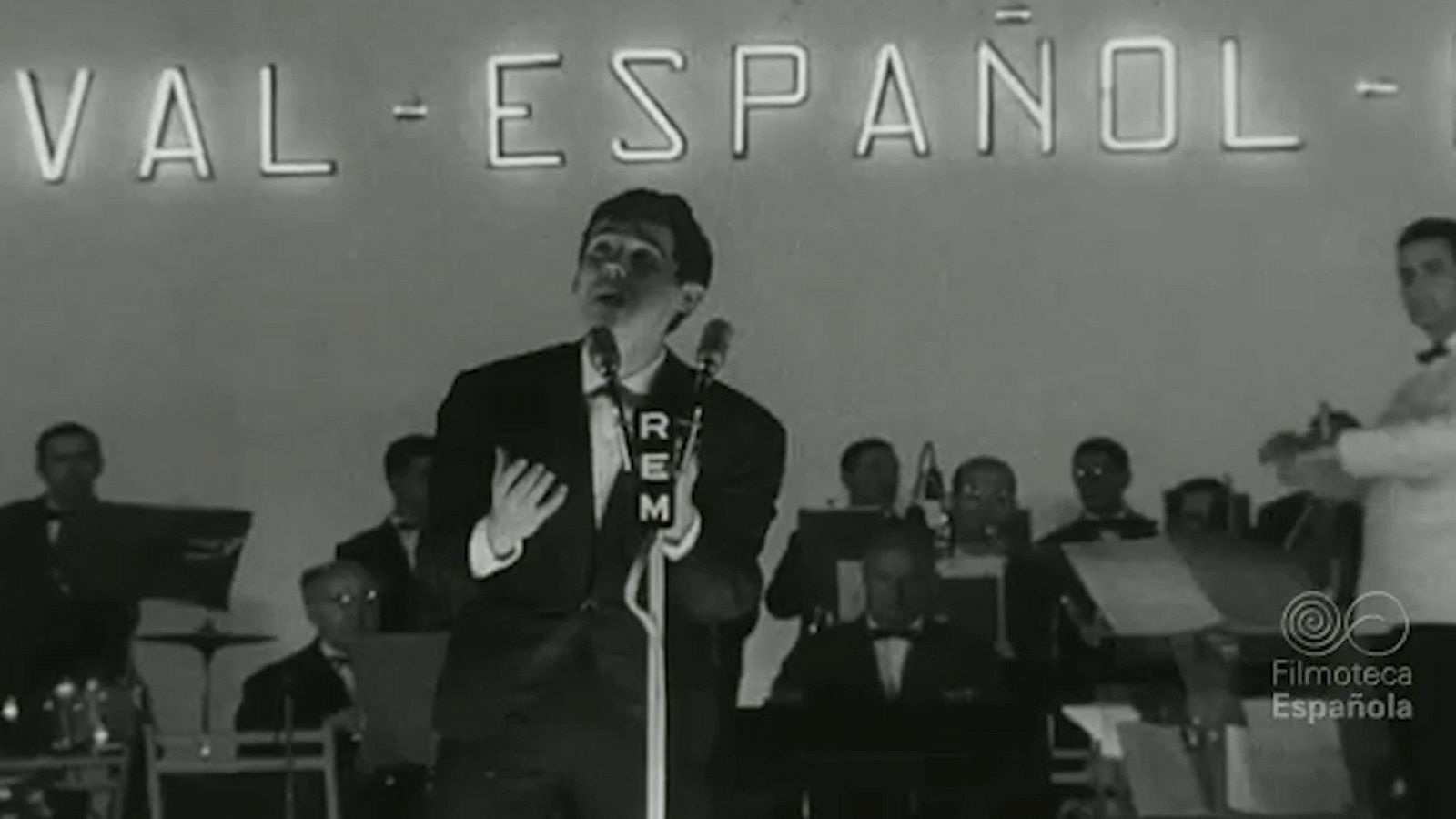 Raphael canta "Llevan" en el Festival de Benidorm de 1962
