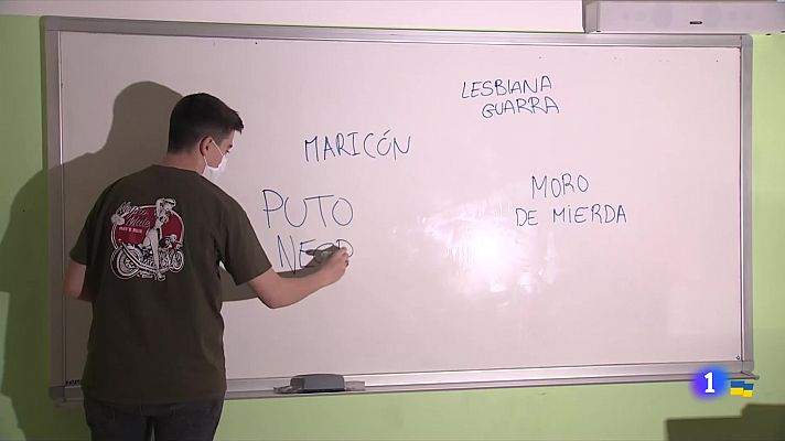 L'Informatiu - Lluitar contra els delictes d'odi: els Mossos fan tallers per conscienciar els joves