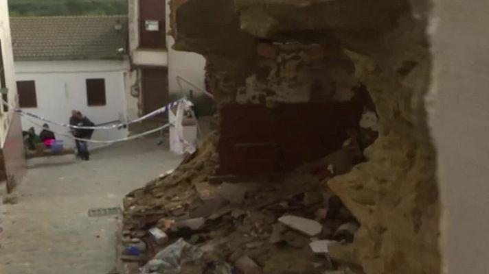 Telediario 1 - Los vecinos de Setenil de las Bodegas limpian y recogen los destrozos provocados por la tromba de agua