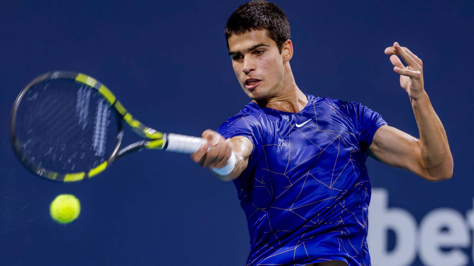 Alcaraz brilla ante Tsitsipas y se mete en cuartos en Miami