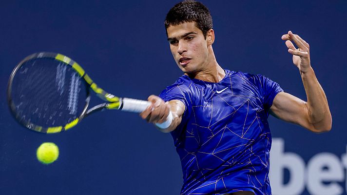 Alcaraz brilla ante Tsitsipas y se mete en cuartos en Miami