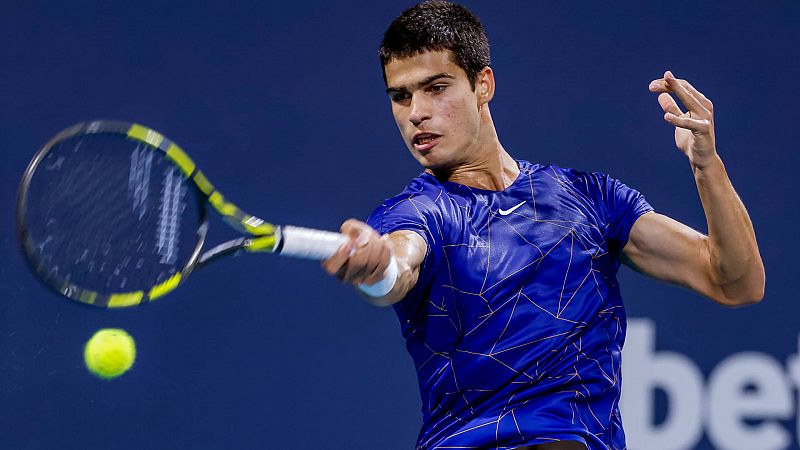 Alcaraz brilla ante Tsitsipas y se mete en cuartos en Miami -- Ver ahora