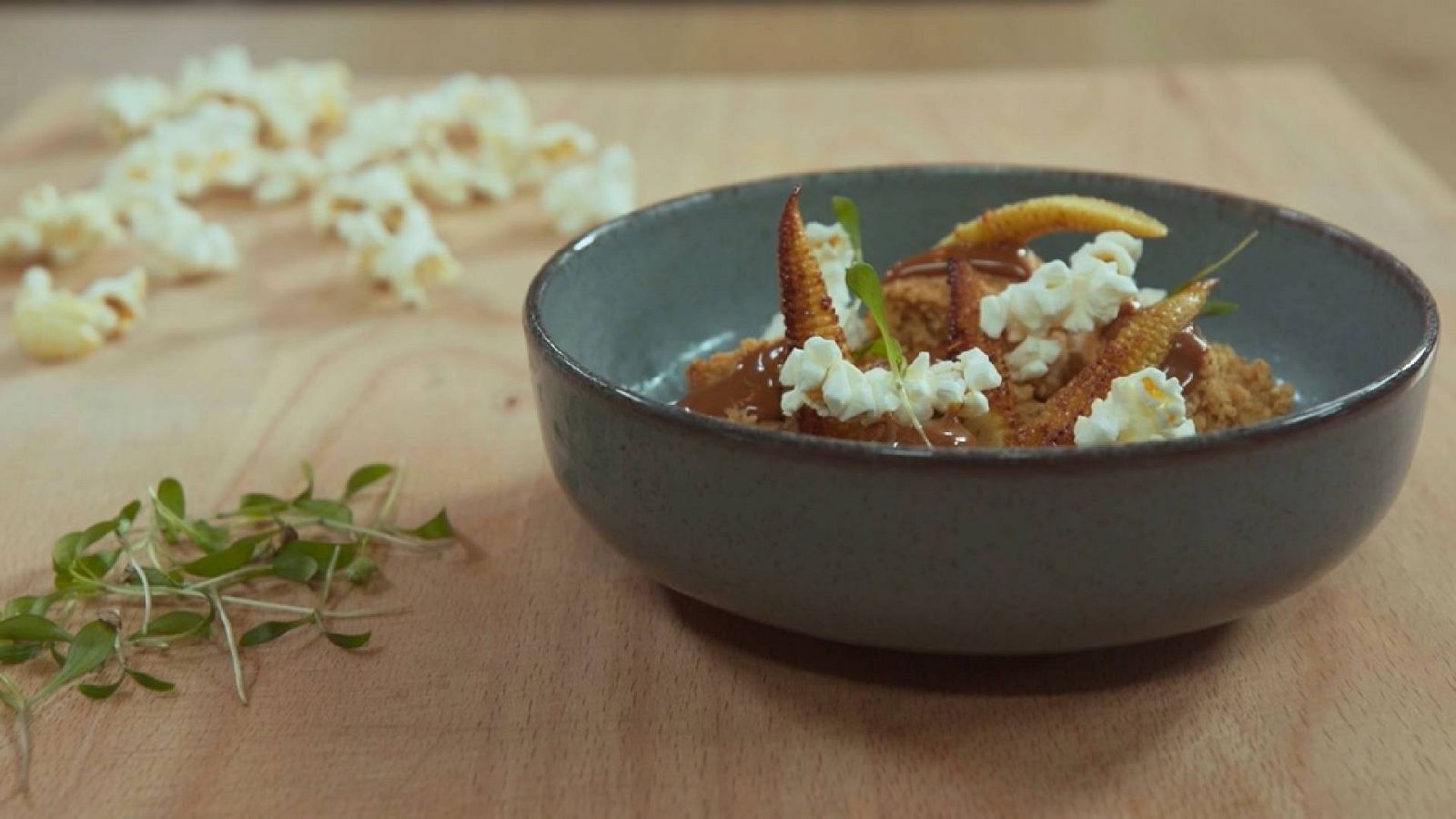 Receta de bizcocho de maíz, helado de caramelo y maíz en texturas