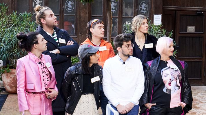 Maestros de la costura - Borja se pasa al rosa con un look romantic-rocker