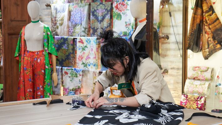 Maestros de la costura - Lili, en contacto con la princesa de los capullos de seda