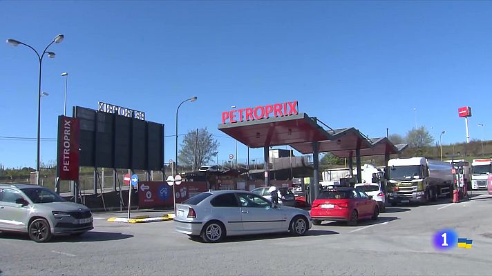 L'Informatiu - Les bonificacions dels carburants generen cues a les benzineres