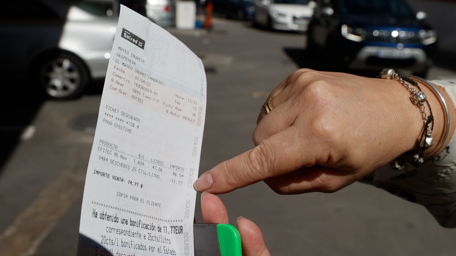 Entra en vigor el descuento del carburante y provoca largas colas en las gasolineras