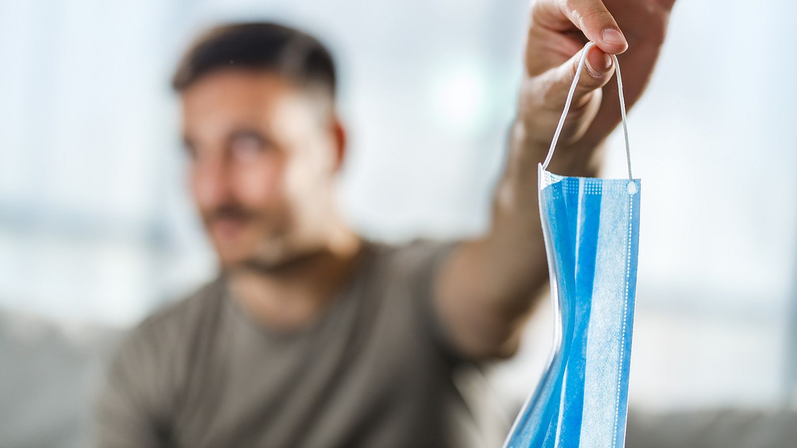 En unos días conoceremos si se retiran o no las mascarillas en interiores | Ver