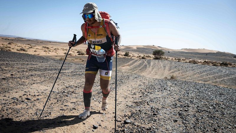 Karim El Hayani, el español que compite descalzo en el Marathon des Sables, recibido como un héroe 