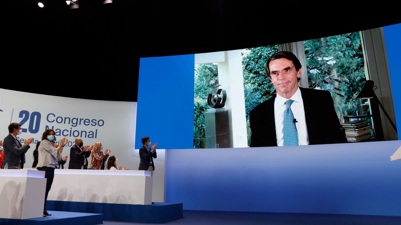 Aznar: "Hay que dejar atrás los errores, pero no a las personas"