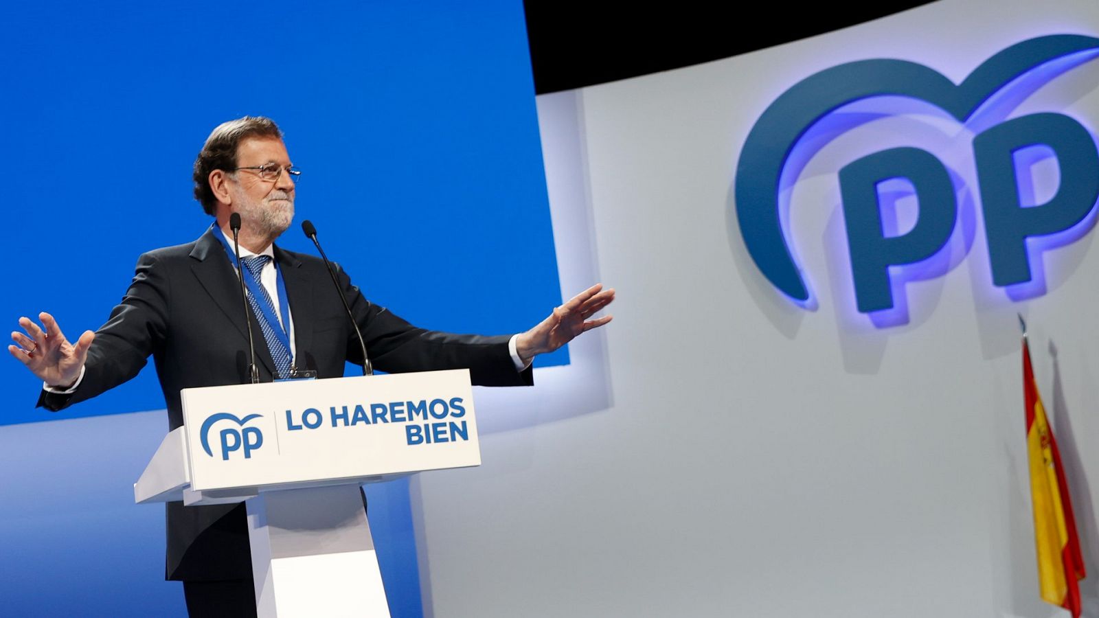 Rajoy agradece la labor de Casado y reivindica "su entrega"