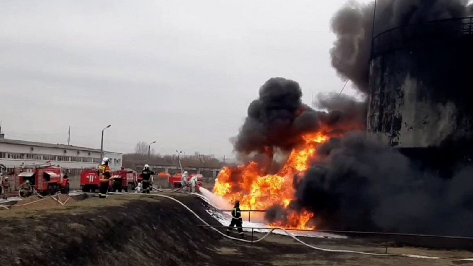 Rusia acusa a Ucrania de bombardear un depósito de combustible en suelo ruso