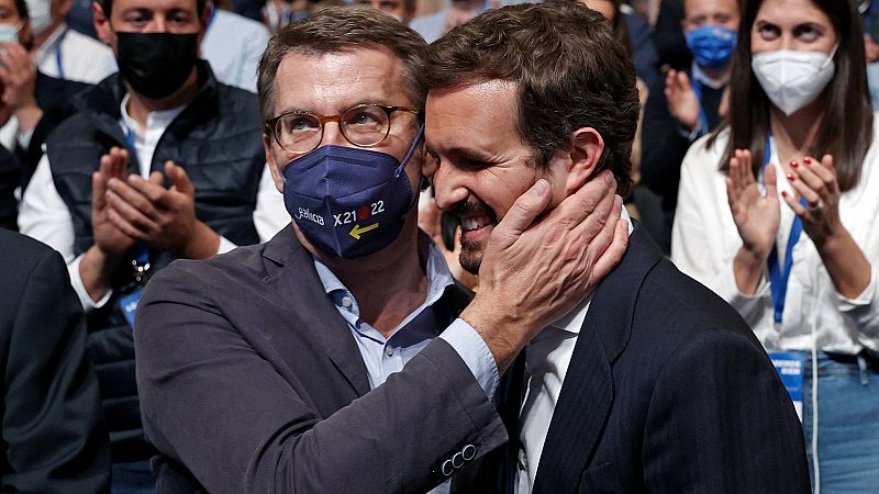 Feijóo da las gracias a Casado por mantener "la bandera del PP" con un "enorme esfuerzo de generosidad"