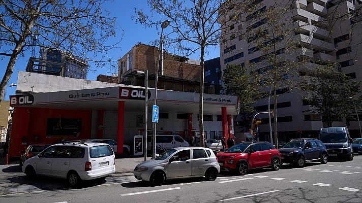 Telediario 2 - Colas y problemas técnicos en el primer día de descuento en los carburantes