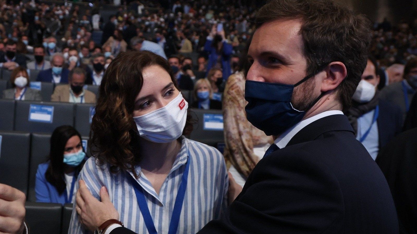 Casado y Ayuso se saludan en la primera jornada del Congreso del PP