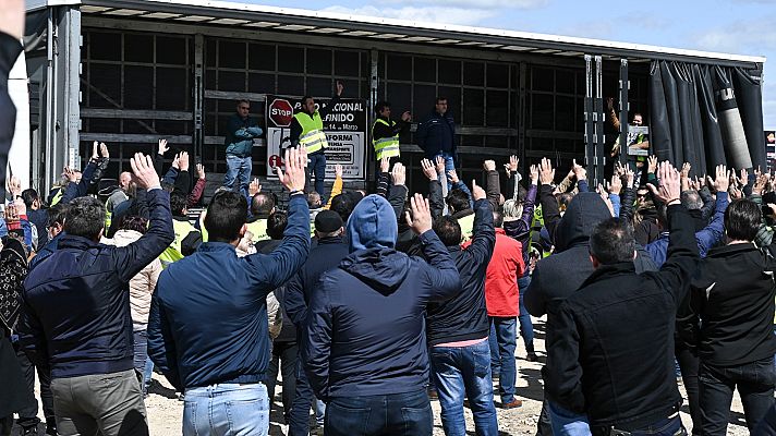 Informativo 24h - La Plataforma de Defensa del Sector del Transporte por Carretera suspende "temporalmente" el paro