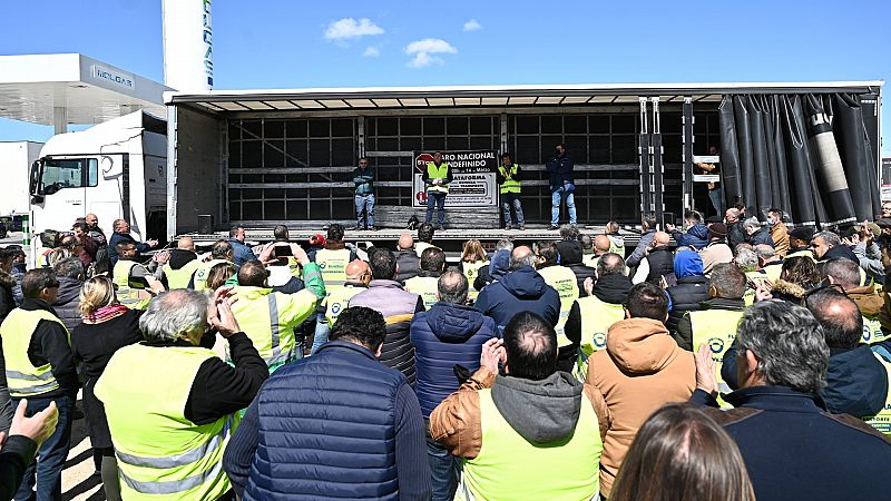 Los transportistas acuerdan suspender "temporalmente" el paro