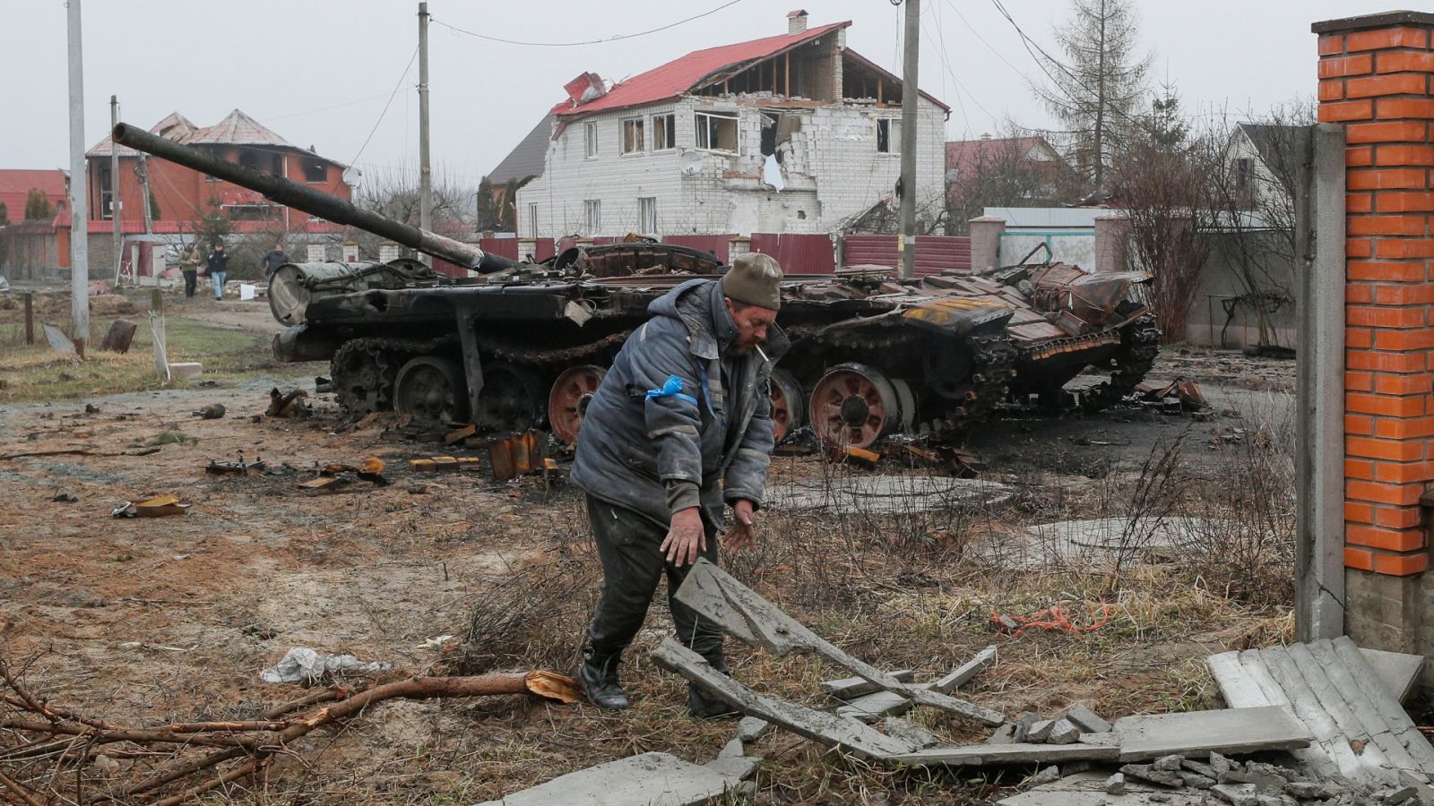 Guerra en Ucrania | Los primeros evacuados salen de Bucha tras la retirada de las tropas rusas