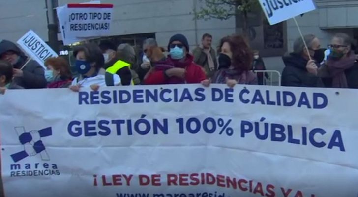 Familiares de personas fallecidas en residencias durante la pandemia se concentran en Madrid