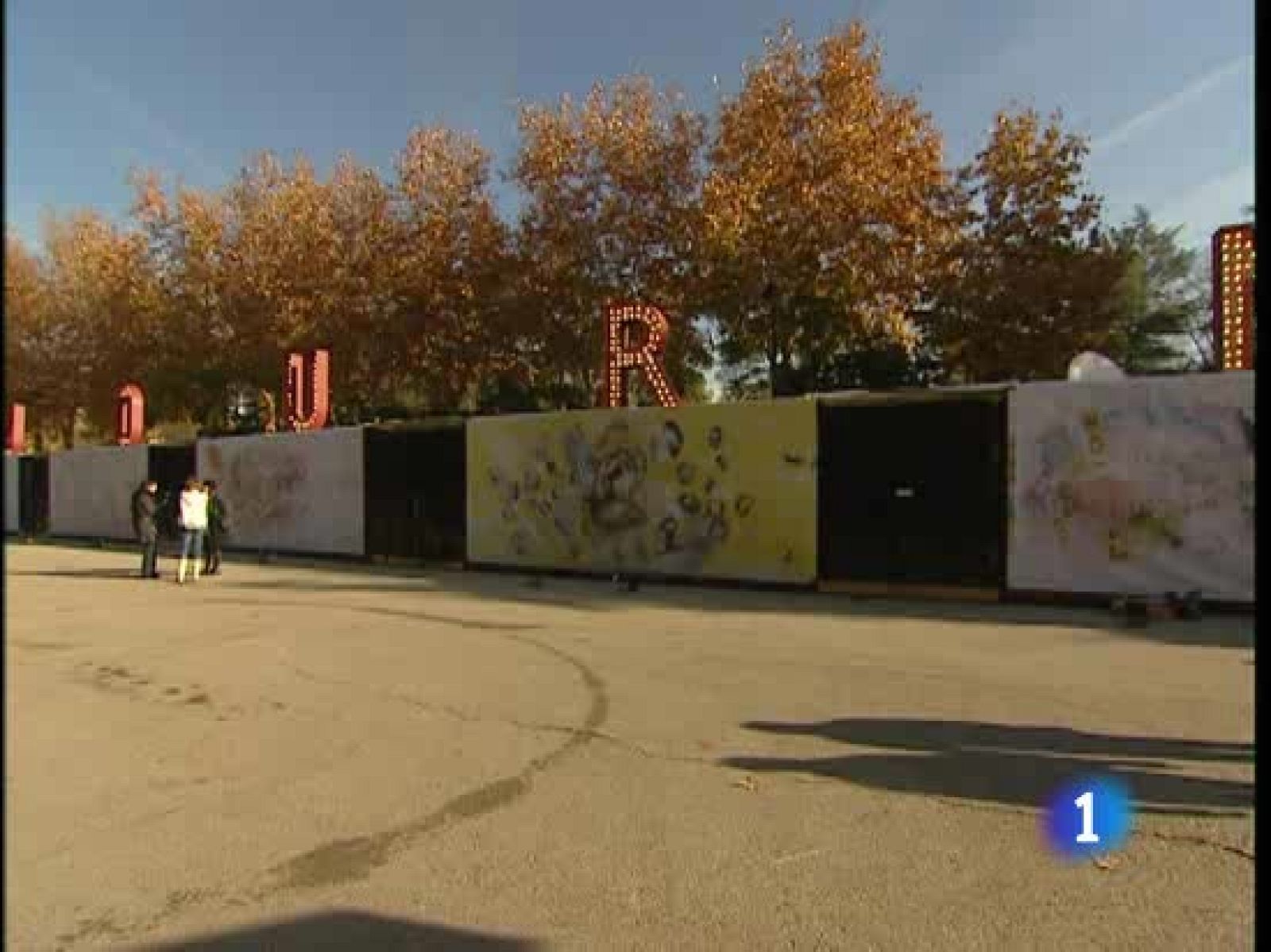 Esta mañana la ha inaugurado la ministra de Igualdad, Bibiana Aido, y la actriz Emma Thompson, colaboradora de una fundación que lucha contra la trata. 