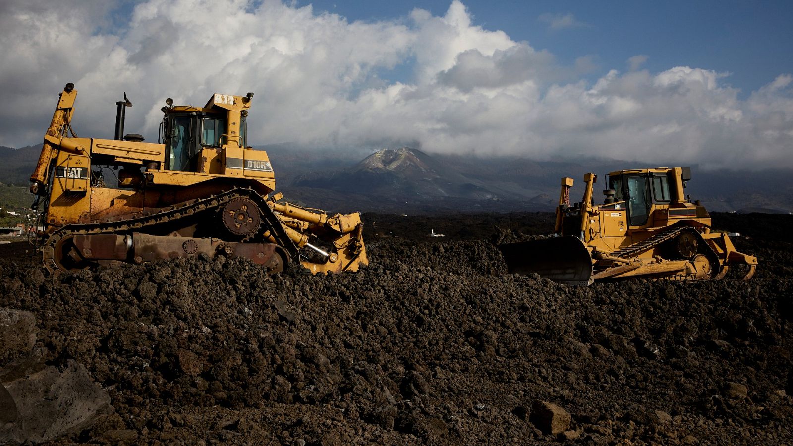 Recuperación de las vías afectadas por el volcán en La Palma