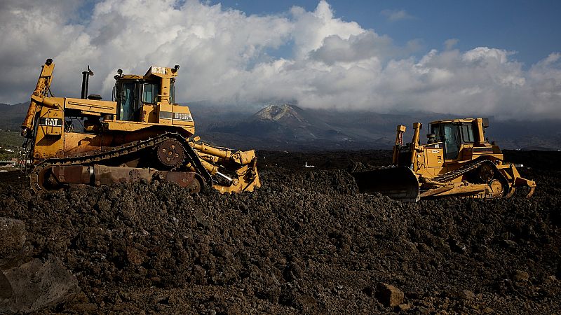 La recuperación de las vías afectadas por el volcán en La Palma avanza lentamente