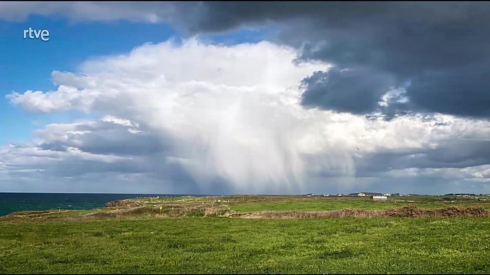 Temperaturas mínimas significativamente bajas en zonas de montaña del tercio norte peninsular. Nevadas en la cordillera Cantábrica y sistema Ibérico norte