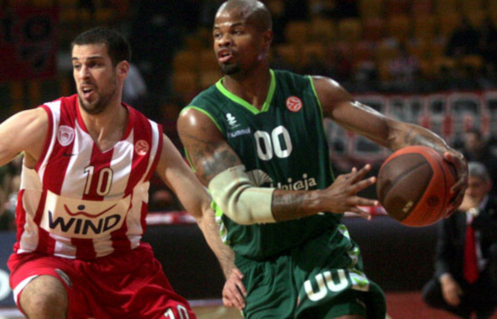 El Unicaja perdió ante el Olimpicos (89-68) y cedió el liderato de su grupo. Barcelona y Caja Laboral derrotaron a sus rivales en la séptima jornada de la Euroliga. 