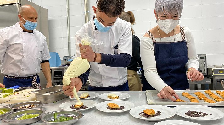 Telediario 1 - La previsión de contratos aumenta esta Semana Santa, aunque no alcanza los niveles de antes de la pandemia