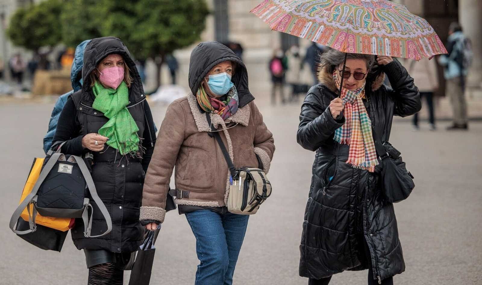 Sanidad plantea eliminar la mascarilla en interiores después de Semana Santa