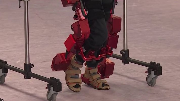 Jorge vuelve a caminar gracias a un exoesqueleto pediátrico