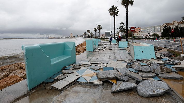 A pocos días para las vacaciones de Semana Santa, las olas destrozan varias zonas del litoral mediterráneo