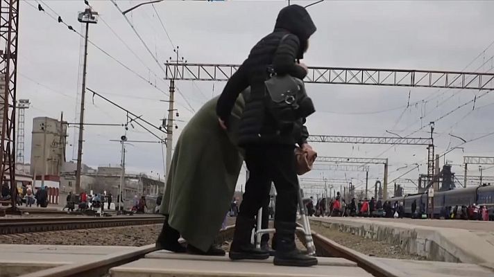 Los civiles huyen del este de Ucrania