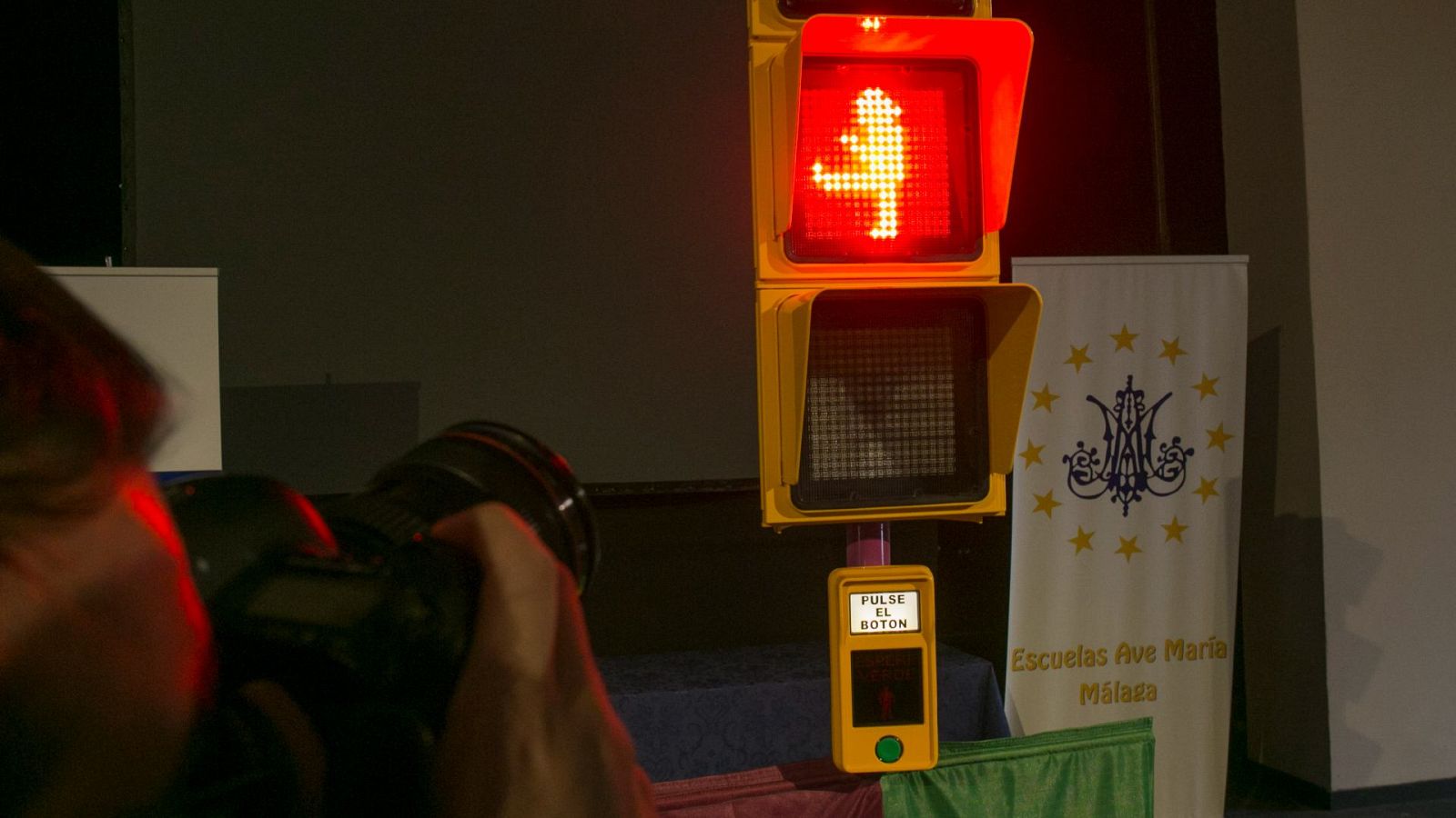 Un semáforo recuerda la figura de Chiquito en Málaga | Ver