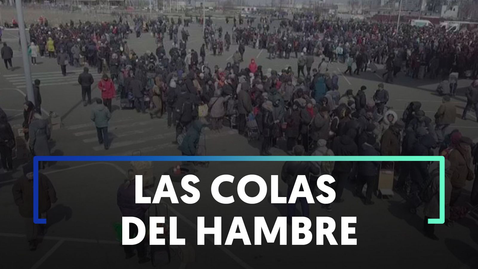Cientos de personas hacen largas colas en Mariúpol para recibir ayuda humanitaria de Rusia  - Ver ahora